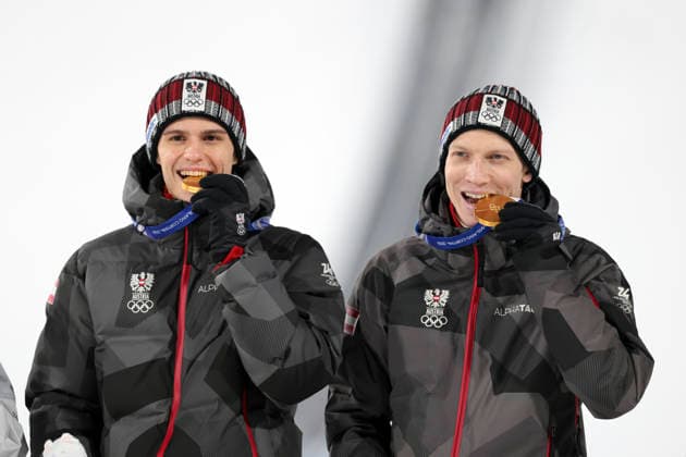 OLYMPICS - Winter Olympic Games, Olympische Spiele, Olympia, OS Milano Cortina 2026 PREDAZZO,ITALY,16.FEB.26 - OLYMPICS, Ski jumping, Skispringen, Ski, nordisch - Winter Olympic Games Milano Cortina 2026, large hill, Super Team, men, medal ceremony. Image shows Stephan Embacher and Jan Hoerl (AUT). Keywords: medal.  GEPAxpictures xMatthiasxTrinkl