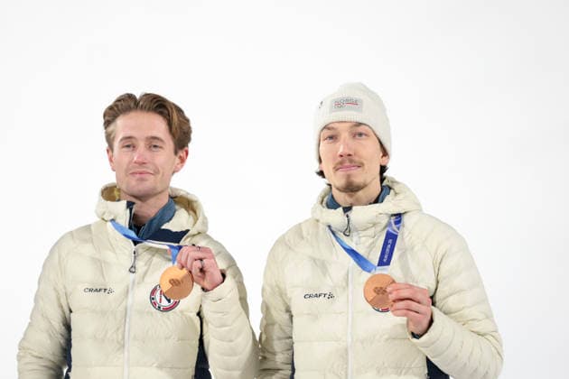 OLYMPICS - Winter Olympic Games, Olympische Spiele, Olympia, OS Milano Cortina 2026 PREDAZZO,ITALY,16.FEB.26 - OLYMPICS, Ski jumping, Skispringen, Ski, nordisch - Winter Olympic Games Milano Cortina 2026, large hill, Super Team, men, medal ceremony. Image shows Kristoffer Eriksen Sundal and Johann Andre Forfang (NOR). Keywords: medal.  GEPAxpictures xMatthiasxTrinkl
