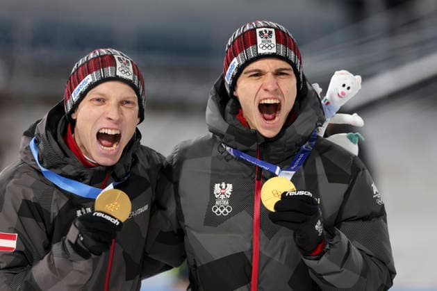 OLYMPICS - Winter Olympic Games, Olympische Spiele, Olympia, OS Milano Cortina 2026 PREDAZZO,ITALY,16.FEB.26 - OLYMPICS, Ski jumping, Skispringen, Ski, nordisch - Winter Olympic Games Milano Cortina 2026, large hill, Super Team, men, medal ceremony. Image shows the rejoicing of Stephan Embacher and Jan Hoerl (AUT). Keywords: medal.  GEPAxpictures xMatthiasxTrinkl
