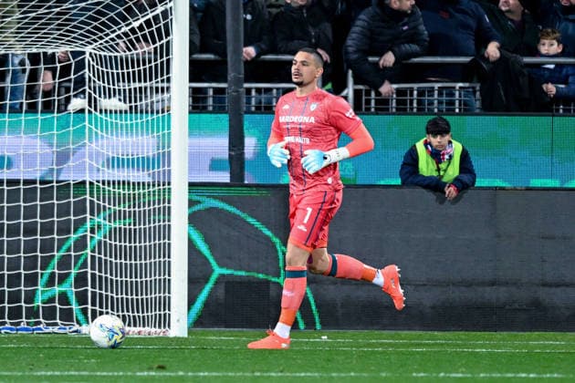 Cagliari s Elia Caprile in action during the Serie A soccer match between Cagliari Calcio and Lecce at the Unipol Domus in Cagliari, Sardinia - Monday, 16th February 2026. - Soccer  Copyright: x Â®xGianlucaxZuddas LaPressex