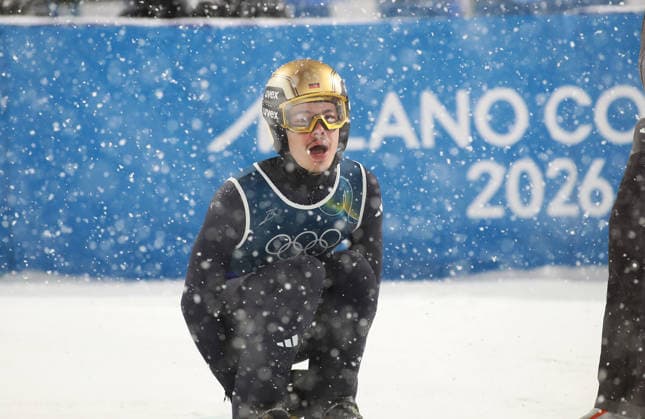 Olympische Winterspiele, Olympia, Skispringen, Herren, Super Team, Großschanze, Val di Fiemme, Predazzo, Olympiaschanze RAIMUND Philipp (GER) bei heftigem Schneefall im Auslauf sitzend *** Olympic Winter Games, Olympics, Ski Jumping, Men, Super Team, Large Hill, Val di Fiemme, Predazzo, Olympic Hill RAIMUND Philipp GER sitting in the outrun in heavy snowfall