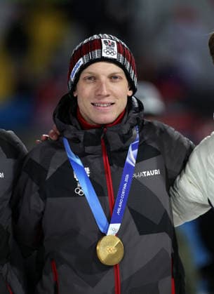 Olympische Winterspiele, Olympia, Skispringen, Herren, Super Team, Großschanze, Val di Fiemme, Predazzo, Olympiaschanze HOERL Jan (AUT) mit der Goldmedaille *** Olympic Winter Games, Olympics, ski jumping, men, super team, large hill, Val di Fiemme, Predazzo, Olympic hill HOERL Jan AUT with the gold medal