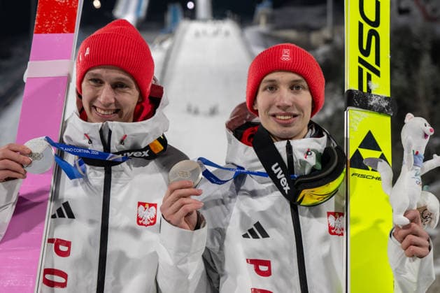 OLYMPICS - Winter Olympic Games, Olympische Spiele, Olympia, OS Milano Cortina 2026 PREDAZZO,ITALY,16.FEB.26 - OLYMPICS, Ski jumping, Skispringen, Ski, nordisch - Winter Olympic Games Milano Cortina 2026, large hill, Super Team, men, medal ceremony. Image shows Pawel Wasek and Kacper Tomasiak (POL).  GEPAxpictures xOliverxLerch