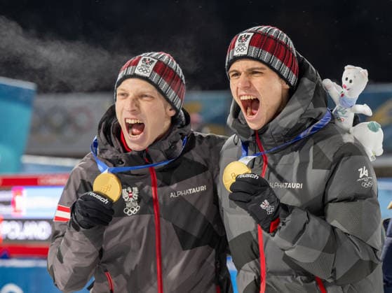 OLYMPICS - Winter Olympic Games, Olympische Spiele, Olympia, OS Milano Cortina 2026 PREDAZZO,ITALY,16.FEB.26 - OLYMPICS, Ski jumping, Skispringen, Ski, nordisch - Winter Olympic Games Milano Cortina 2026, large hill, Super Team, men, medal ceremony. Image shows the rejoicing of Jan Hoerl and Stephan Embacher (AUT).  GEPAxpictures xOliverxLerch