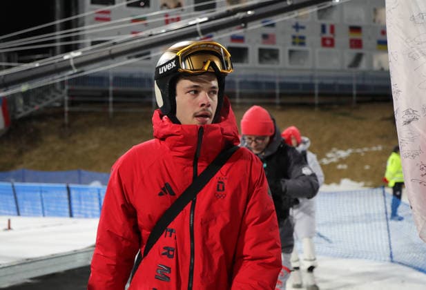 Olympische Winterspiele, Olympia, Skispringen, Herren, Super Team, Großschanze, Val di Fiemme, Predazzo, Olympiaschanze RAIMUND Philipp (GER) nach dem Springen, genervt, enttäuscht, entsetzt, sauer *** Olympic Winter Games, Olympics, ski jumping, men, super team, large hill, Val di Fiemme, Predazzo, Olympic ski jump RAIMUND Philipp GER after the jump, annoyed, disappointed, horrified, angry