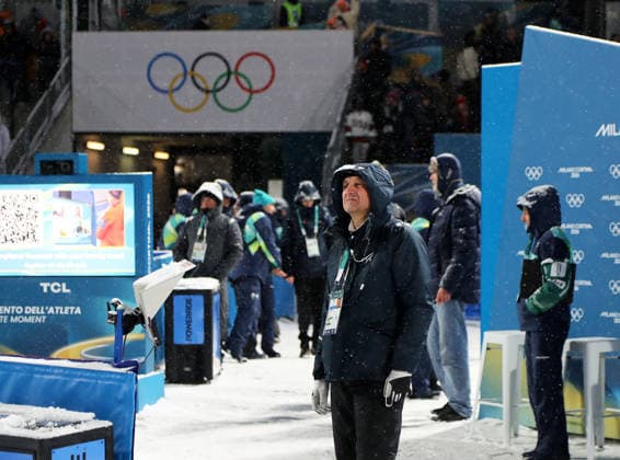 Olympische Winterspiele, Olympia, Skispringen, Herren, Super Team, Großschanze, Val di Fiemme, Predazzo, Olympiaschanze Sandro Pertile (ITA), FIS Renndirektor mit skeptischem Blick *** Olympic Winter Games, Olympics, ski jumping, men, super team, large hill, Val di Fiemme, Predazzo, Olympic ski jump Sandro Pertile ITA , FIS race director with a skeptical look