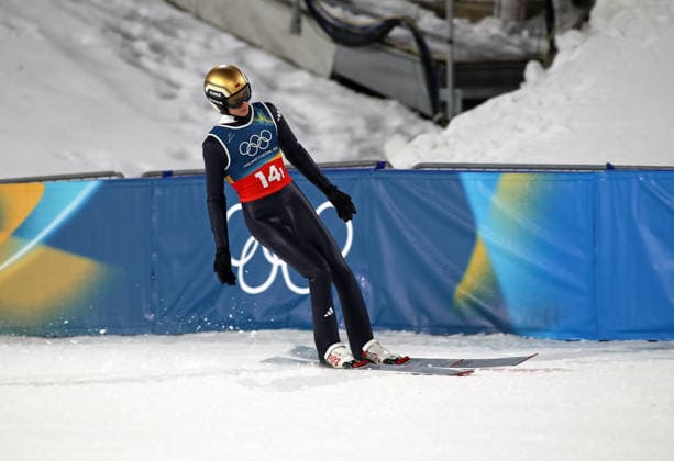 Olympische Winterspiele, Olympia, Skispringen, Herren, Super Team, Großschanze, Val di Fiemme, Predazzo, Olympiaschanze WELLINGER Andreas (GER) beim Ausfahren im Auslauf *** Olympic Winter Games, Olympics, ski jumping, men, super team, large hill, Val di Fiemme, Predazzo, Olympic ski jumping hill WELLINGER Andreas GER on the outrun in the outrun