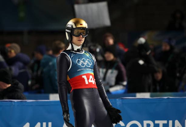 Olympische Winterspiele, Olympia, Skispringen, Herren, Super Team, Großschanze, Val di Fiemme, Predazzo, Olympiaschanze WELLINGER Andreas (GER) im Auslauf stehend *** Olympic Winter Games, Olympics, Ski Jumping, Men, Super Team, Large Hill, Val di Fiemme, Predazzo, Olympic Hill WELLINGER Andreas GER standing in the outrun
