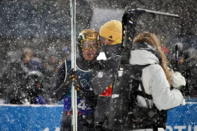 Olympische Winterspiele, Olympia, Skispringen, Herren, Super Team, Großschanze, Val di Fiemme, Predazzo, Olympiaschanze RAIMUND Philipp (GER) mit WELLINGER Andreas (GER) im Auslauf stehend bei starkem Schneefall *** Olympic Winter Games, Olympics, Ski Jumping, Men, Super Team, Large Hill, Val di Fiemme, Predazzo, Olympic Hill RAIMUND Philipp GER with WELLINGER Andreas GER standing in the outrun in heavy snowfall