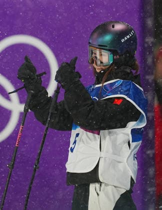 (260216) -- LIVIGNO, Feb. 16, 2026 -- Liu Mengting of China waits for her score during the freestyle skiing women s freeski big air final at the Milan-Cortina 2026 Olympic Winter games, Winterspiele,Spiele, Summer games in Livigno, Italy, Feb. 16, 2026. ) (MICO2026)ITALY-LIVIGNO-OLYMPIC WINTER GAMES-FREESTYLE SKIING-WOMEN S BIG AIR-FINAL HuxChao 