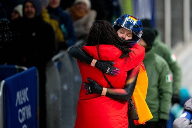 NOLTE Laura (Deutschland) im Ziel auf Platz 2 umarmt LEVI Deborah (Deutschland), ITA, Olympische Spiele Milano Cortina 2026, Olympia, Monobob Frauen, 16.02.2026 ITA, Olympische Spiele Milano Cortina 2026, Olympia, Monobob Frauen, 16.02.2026 Cortina d Ampezzo *** NOLTE Laura Germany hugged in 2nd place at the finish LEVI Deborah Germany , ITA, Olympic Games Milano Cortina 2026, Olympia, Monobob Women, 16 02 2026 ITA, Olympic Games Milano Cortina 2026, Olympia, Monobob Women, 16 02 2026 Cortina d Ampezzo Copyright: xEibner-Pressefoto Memmlerx EP_MMR