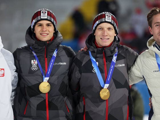 Olympische Winterspiele, Olympia, Skispringen, Herren, Super Team, Großschanze, Val di Fiemme, Predazzo, Olympiaschanze Die beiden Olympiasieger, Gold, Goldmedaille, EMBACHER Stephan (AUT) (li.) mit HOERL Jan (AUT) (re.) *** Olympic Winter Games, Olympics, ski jumping, men, super team, large hill, Val di Fiemme, Predazzo, Olympic ski jump The two Olympic champions, gold, gold medal, EMBACHER Stephan AUT left with HOERL Jan AUT right