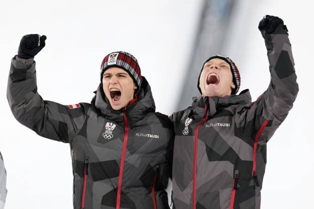 OLYMPICS - Winter Olympic Games, Olympische Spiele, Olympia, OS Milano Cortina 2026 PREDAZZO,ITALY,16.FEB.26 - OLYMPICS, Ski jumping, Skispringen, Ski, nordisch - Winter Olympic Games Milano Cortina 2026, large hill, Super Team, men, medal ceremony. Image shows Stephan Embacher and Jan Hoerl (AUT).  GEPAxpictures xMatthiasxTrinkl