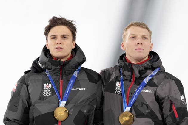 OLYMPICS - Winter Olympic Games, Olympische Spiele, Olympia, OS Milano Cortina 2026 PREDAZZO,ITALY,16.FEB.26 - OLYMPICS, Ski jumping, Skispringen, Ski, nordisch - Winter Olympic Games Milano Cortina 2026, large hill, Super Team, men, medal ceremony. Image shows Stephan Embacher and Jan Hoerl (AUT).  GEPAxpictures xMatthiasxTrinkl