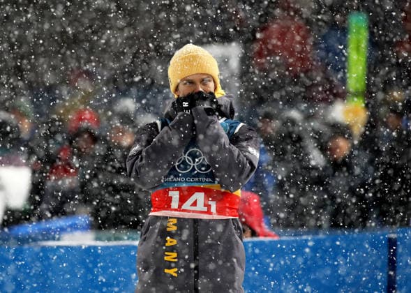 Olympische Winterspiele, Olympia, Skispringen, Herren, Super Team, Großschanze, Val di Fiemme, Predazzo, Olympiaschanze WELLINGER Andreas (GER) steht gespannt im Auslauf, Hände vor dem Gesicht, starker Schneefall, warten *** Olympic Winter Games, Olympics, ski jumping, men, super team, large hill, Val di Fiemme, Predazzo, Olympic ski jump WELLINGER Andreas GER stands tensely in the outrun, hands in front of his face, heavy snowfall, waiting