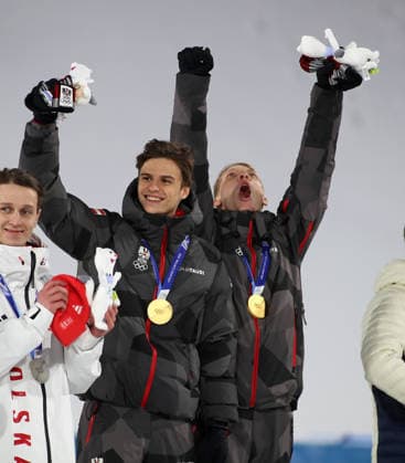Olympische Winterspiele, Olympia, Skispringen, Herren, Super Team, Großschanze, Val di Fiemme, Predazzo, Olympiaschanze Die beiden Olympiasieger, Gold, Goldmedaille, EMBACHER Stephan (AUT) (li.) mit HOERL Jan (AUT) (re.), jubeln, Jubelschrei, Arme hochreissen, Emotion *** Olympic Winter Games, Olympics, ski jumping, men, super team, large hill, Val di Fiemme, Predazzo, Olympic ski jump The two Olympic champions, gold, gold medal, EMBACHER Stephan AUT left with HOERL Jan AUT right, cheering, shouting, raising arms, emotion
