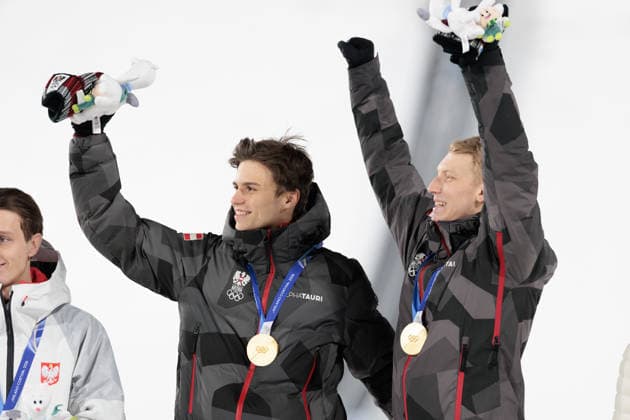 OLYMPICS - Winter Olympic Games, Olympische Spiele, Olympia, OS Milano Cortina 2026 PREDAZZO,ITALY,16.FEB.26 - OLYMPICS, Ski jumping, Skispringen, Ski, nordisch - Winter Olympic Games Milano Cortina 2026, large hill, Super Team, men, medal ceremony. Image shows Stephan Embacher and Jan Hoerl (AUT).  GEPAxpictures xMatthiasxTrinkl