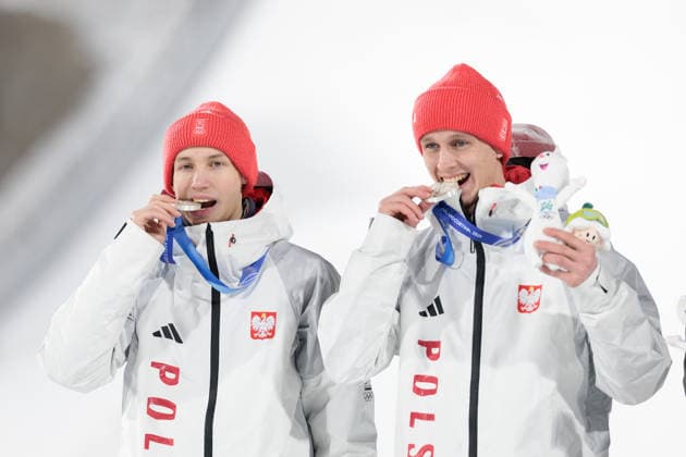 OLYMPICS - Winter Olympic Games, Olympische Spiele, Olympia, OS Milano Cortina 2026 PREDAZZO,ITALY,16.FEB.26 - OLYMPICS, Ski jumping, Skispringen, Ski, nordisch - Winter Olympic Games Milano Cortina 2026, large hill, Super Team, men, medal ceremony. Image shows Pawel Wasek and Kacper Tomasiak (POL).  GEPAxpictures xMatthiasxTrinkl