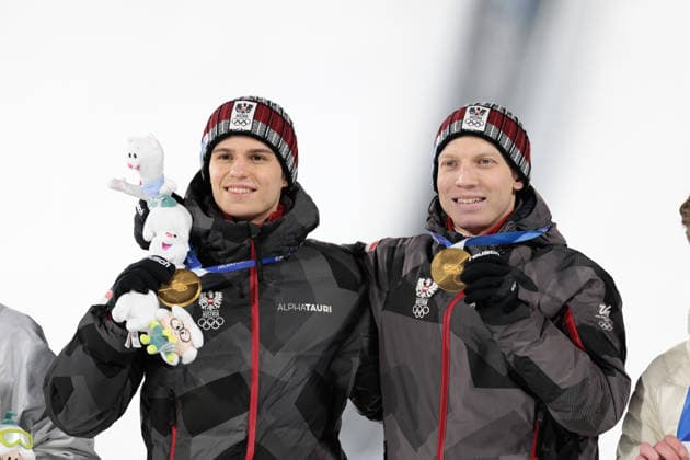 OLYMPICS - Winter Olympic Games, Olympische Spiele, Olympia, OS Milano Cortina 2026 PREDAZZO,ITALY,16.FEB.26 - OLYMPICS, Ski jumping, Skispringen, Ski, nordisch - Winter Olympic Games Milano Cortina 2026, large hill, Super Team, men, medal ceremony. Image shows Stephan Embacher and Jan Hoerl (AUT).  GEPAxpictures xMatthiasxTrinkl