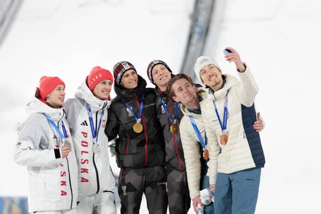 OLYMPICS - Winter Olympic Games, Olympische Spiele, Olympia, OS Milano Cortina 2026 PREDAZZO,ITALY,16.FEB.26 - OLYMPICS, Ski jumping, Skispringen, Ski, nordisch - Winter Olympic Games Milano Cortina 2026, large hill, Super Team, men, medal ceremony. Image shows Pawel Wasek and Kacper Tomasiak (POL), Stephan Embacher and Jan Hoerl (AUT), Kristoffer Eriksen Sundal and Johann Andre Forfang (NOR).  GEPAxpictures xMatthiasxTrinkl