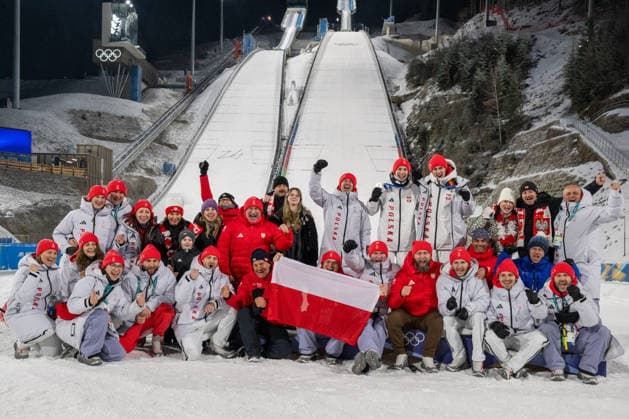 OLYMPICS - Winter Olympic Games, Olympische Spiele, Olympia, OS Milano Cortina 2026 PREDAZZO,ITALY,16.FEB.26 - OLYMPICS, Ski jumping, Skispringen, Ski, nordisch - Winter Olympic Games Milano Cortina 2026, large hill, Super Team, men, medal ceremony. Image shows the team of Poland with Kacper Tomasiak and Pawel Wasek (POL).  GEPAxpictures xOliverxLerch