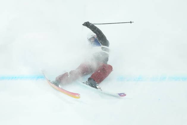 February 16, 2026, Livigno, Italy: Canada s Naomi Urness falls during the landing of her second run in the women s freeski big air final at the Milano Cortina 2026 Winter Olympic Games, Olympische Spiele, Olympia, OS in Livigno, Italy on Monday, Feb. 16, 2026. Canada News - February 16, 2026  - ZUMAc35_ 20260216_zaf_c35_165 Copyright: xSeanxKilpatrickx