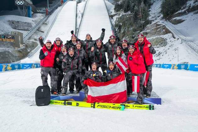 Winter Olympics in Milan Cortina 2026 Val di Fiemme, Italy 20260216. Austria s Jan Hörl and Stephan Embacher with the gold medals together with the rest of the team after the Men s Super Team Large Hill Jump in the Predazzo Ski jumping, Skispringen, Ski, nordisch Stadium during the Winter Olympics in Milan Cortina 2026. Photo: Lise Aserud NTB Val di Fiemme Italy EDITORIAL USE ONLY. RESTRICTED USE FOR BETTING COMPANIES Ref:_SPOPEwe2RCipr8.jpg *** Winter Olympics in Milan Cortina 2026 Val di Fiemme, Italy 20260216 Austria s Jan Hörl and Stephan Embacher with the gold medals together with the rest of the team after the Men s Super Team Large Hill Jump in the Predazzo Ski Jumping Stadium during the Winter Olympics in Milan Cortina 2026 Photo Lise Aserud NTB Val di Fiemme Italy EDITORIAL USE ONLY RESTRICTED USE FOR BETTING COMPANIES  Copyright: xLisexAserudxx xNTBx