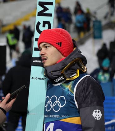 Olympische Winterspiele, Olympia, Skispringen, Herren, Super Team, Großschanze, Val di Fiemme, Predazzo, Olympiaschanze RAIMUND Philipp (GER) beim Interview, Kopf, Oberkörper mit Ski *** Olympic Winter Games, Olympics, ski jumping, men, super team, large hill, Val di Fiemme, Predazzo, Olympic ski jump RAIMUND Philipp GER during interview, head, upper body with skis