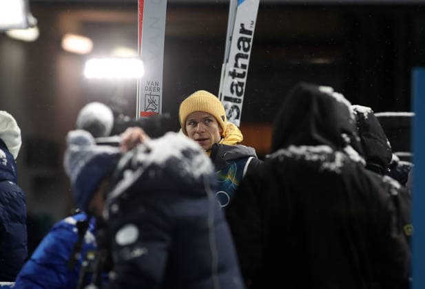 Olympische Winterspiele, Olympia, Skispringen, Herren, Super Team, Großschanze, Val di Fiemme, Predazzo, Olympiaschanze WELLINGER Andreas (GER) im Getümmel zwischen fragenden Journalisten *** Olympic Winter Games, Olympics, ski jumping, men, super team, large hill, Val di Fiemme, Predazzo, Olympic ski jump WELLINGER Andreas GER in the hustle and bustle between questioning journalists