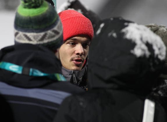 Olympische Winterspiele, Olympia, Skispringen, Herren, Super Team, Großschanze, Val di Fiemme, Predazzo, Olympiaschanze RAIMUND Philipp (GER) im Getümmel, stellt sich den Fragen der vielen Journalisten *** Olympic Winter Games, Olympics, ski jumping, men, super team, large hill, Val di Fiemme, Predazzo, Olympic ski jump RAIMUND Philipp GER in the hustle and bustle, answering questions from the many journalists