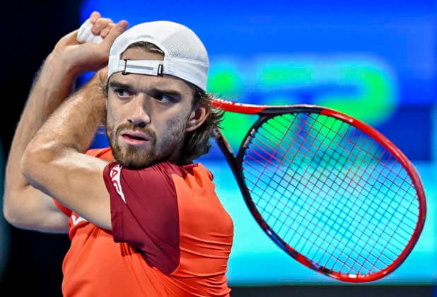 ATP, Tennis Herren QATAR OPEN 2026-ROUND OF 32 Tomas Machac of Czech Republic competes against Jannik Sinner of Italy in the Round of 32 at the ATP menÕs Qatar ExxonMobil Open 2026 at the Khalifa International Tennis Complex in Doha, Qatar, on February 16, 2026. DOHA Qatar Copyright: xNOUSHADx