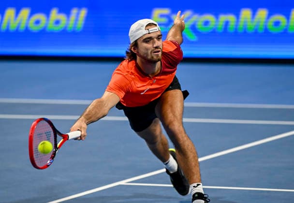 ATP, Tennis Herren QATAR OPEN 2026-ROUND OF 32 Tomas Machac of Czech Republic competes against Jannik Sinner of Italy in the Round of 32 at the ATP menÕs Qatar ExxonMobil Open 2026 at the Khalifa International Tennis Complex in Doha, Qatar, on February 16, 2026. DOHA Qatar Copyright: xNOUSHADx
