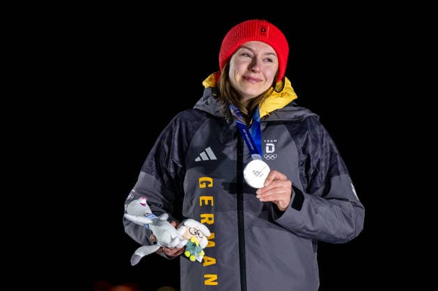 NOLTE Laura (Deutschland) auf dem Podium bei der Siegerehrung auf Platz 2 mit Silber Medaille, ITA, Olympische Spiele Milano Cortina 2026, Olympia, Monobob Frauen, 16.02.2026 ITA, Olympische Spiele Milano Cortina 2026, Olympia, Monobob Frauen, 16.02.2026 Cortina d Ampezzo *** NOLTE Laura Germany on the podium at the award ceremony in 2nd place with silver medal, ITA, Olympic Games Milano Cortina 2026, Olympia, Monobob Women, 16 02 2026 ITA, Olympic Games Milano Cortina 2026, Olympia, Monobob Women, 16 02 2026 Cortina d Ampezzo Copyright: xEibner-Pressefoto Memmlerx EP_MMR