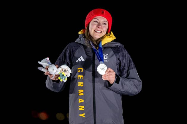 NOLTE Laura (Deutschland) auf dem Podium bei der Siegerehrung auf Platz 2 mit Silber Medaille, ITA, Olympische Spiele Milano Cortina 2026, Olympia, Monobob Frauen, 16.02.2026 ITA, Olympische Spiele Milano Cortina 2026, Olympia, Monobob Frauen, 16.02.2026 Cortina d Ampezzo *** NOLTE Laura Germany on the podium at the award ceremony in 2nd place with silver medal, ITA, Olympic Games Milano Cortina 2026, Olympia, Monobob Women, 16 02 2026 ITA, Olympic Games Milano Cortina 2026, Olympia, Monobob Women, 16 02 2026 Cortina d Ampezzo Copyright: xEibner-Pressefoto Memmlerx EP_MMR