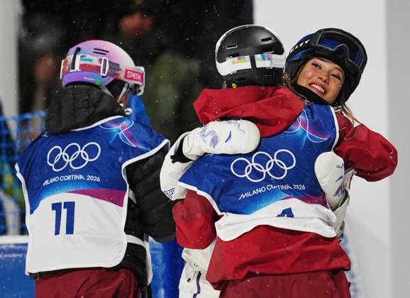 (260216) -- LIVIGNO, Feb. 16, 2026 -- Gu Ailing (R) of China hugs Megan Oldham of Canada after the freestyle skiing women s freeski big air final at the Milan-Cortina 2026 Olympic Winter games, Winterspiele,Spiele, Summer games in Livigno, Italy, Feb. 16, 2026. ) (MICO2026)ITALY-LIVIGNO-OLYMPIC WINTER GAMES-FREESTYLE SKIING-WOMEN S BIG AIR-FINAL HuxChao 