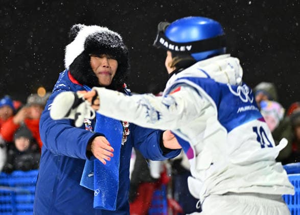(260216) -- LIVIGNO, Feb. 16, 2026 -- Gu Ailing (R) of China hugs her mother during the freestyle skiing women s freeski big air final at the Milan-Cortina 2026 Olympic Winter games, Winterspiele,Spiele, Summer games in Livigno, Italy, Feb. 16, 2026. ) (MICO2026)ITALY-LIVIGNO-OLYMPIC WINTER GAMES-FREESTYLE SKIING-WOMEN S BIG AIR-FINAL ZhangxHongxiang 