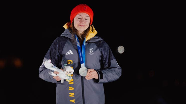 OLYMPICS - Winter Olympic Games, Olympische Spiele, Olympia, OS Milano Cortina 2026 CORTINA D AMPEZZO,ITALY,16.FEB.26 - OLYMPICS, BOBSLEIGH - Winter Olympic Games Milano Cortina 2026, monobob, women. Image shows the rejoicing of Laura Nolte (GER). Keywords: medal  GEPAxpictures xAlexanderxSolc