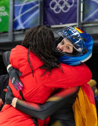 February 16, 2026, Cortina D ampezzo, Lombardy, Italy: Laura Nolte of Germany celebrates her silver medal in the Women s Monobob at the Cortina Sliding Centre for the Milano Cortina 2026 Winter Olympics. Cortina D ampezzo Italy - ZUMAsc5_ 20260216_oly_sc5_017 Copyright: xErichxSchlegelx