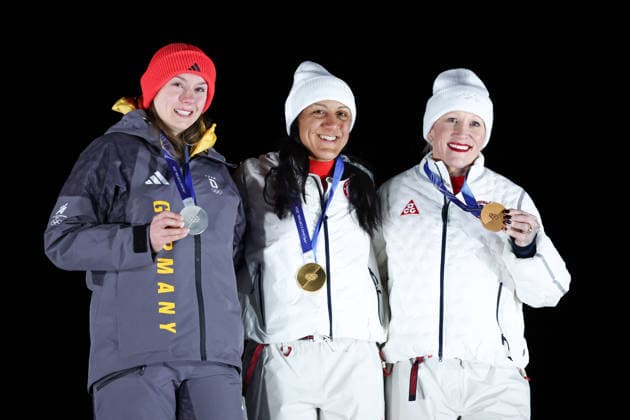 Olympische Winterspiele Milano Cortina 2026 Bob Monobob Frauen am 16.02.2026 im Cortina Sliding Centre in Cortina d™Ampezzo Laura Nolte ( Deutschland ), links - Elana Meyers Taylor ( USA ), mitte - Kaillie Armbruster Humphries ( USA ), rechts *** Olympic Winter Games Milano Cortina 2026 Bobsleigh Monobob Women on 16 02 2026 at the Cortina Sliding Centre in Cortina d™Ampezzo Laura Nolte Germany , left Elana Meyers Taylor USA , center Kaillie Armbruster Humphries USA , right xMSx