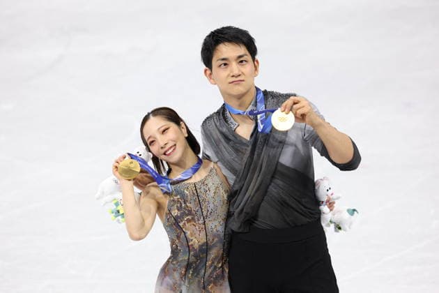 Winter Olympics - Team Japan Wins Gold At Pair Skating Free Figure skating, Eiskunstlauf Gold medalists Riku Miura and partner Ryuichi Kihara of Team Japan pose for a photo after the medal ceremony for the Pair Skating - Free Skating on day ten of the Milano Cortina 2026 Winter Olympic Games, Olympische Spiele, Olympia, OS at Milano Ice Skating Arena on February 16, 2026 in Milan, Italy. Photo by Alexis Jumeau ABACAPRESS.COM Milan Italy  Copyright: xJumeauxAlexis ABACAx