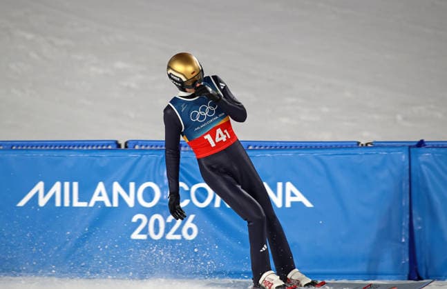 Olympische Winterspiele, Olympia, Skispringen, Herren, Super Team, Großschanze, Val di Fiemme, Predazzo, Olympiaschanze WELLINGER Andreas (GER) beim Ausfahren im Auslauf, Hand im Gesicht, enttäuscht, nachdenken, nachdenklich, sauer, überlegen *** Olympic Winter Games, Olympics, ski jumping, men, super team, large hill, Val di Fiemme, Predazzo, Olympic ski jumping hill WELLINGER Andreas GER on the outrun, hand on face, disappointed, thinking, pensive, angry, considering