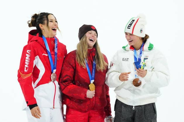 February 16, 2026, Livigno, Italy: Canada Megan Oldham, centre, celebrates her gold medal win in the women s freeski big air final with silver medallist, China s Ailing Eileen Gu, left, and bronze medallist, Italy s Flora Tabanelli at the Milano Cortina 2026 Winter Olympic Games, Olympische Spiele, Olympia, OS in Livigno, Italy on Monday, Feb. 16, 2026. Canada News - February 16, 2026  - ZUMAc35_ 20260216_zaf_c35_209 Copyright: xSeanxKilpatrickx