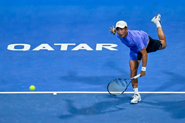 ATP, Tennis Herren QATAR OPEN 2026-ROUND OF 32 Juncheng Shang of China competes against Daniil Medvedev of Russia in the Round of 32 at the ATP menÕs Qatar ExxonMobil Open 2026 tennis tournament at the Khalifa International Tennis Complex in Doha, Qatar, on February 16, 2026. DOHA Qatar Copyright: xNOUSHADx