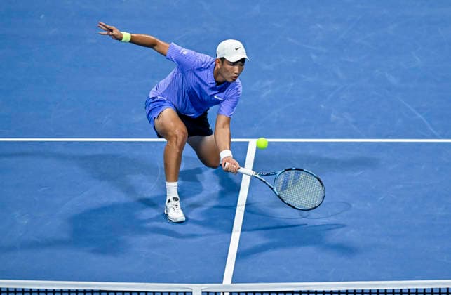ATP, Tennis Herren QATAR OPEN 2026-ROUND OF 32 Juncheng Shang of China competes against Daniil Medvedev of Russia in the Round of 32 at the ATP menÕs Qatar ExxonMobil Open 2026 tennis tournament at the Khalifa International Tennis Complex in Doha, Qatar, on February 16, 2026. DOHA Qatar Copyright: xNOUSHADx
