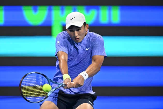 ATP, Tennis Herren QATAR OPEN 2026-ROUND OF 32 Juncheng Shang of China competes against Daniil Medvedev of Russia in the Round of 32 at the ATP menÕs Qatar ExxonMobil Open 2026 tennis tournament at the Khalifa International Tennis Complex in Doha, Qatar, on February 16, 2026. DOHA Qatar Copyright: xNOUSHADx