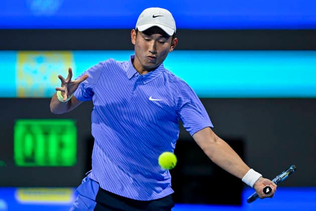 ATP, Tennis Herren QATAR OPEN 2026-ROUND OF 32 Juncheng Shang of China competes against Daniil Medvedev of Russia in the Round of 32 at the ATP menÕs Qatar ExxonMobil Open 2026 tennis tournament at the Khalifa International Tennis Complex in Doha, Qatar, on February 16, 2026. DOHA Qatar Copyright: xNOUSHADx