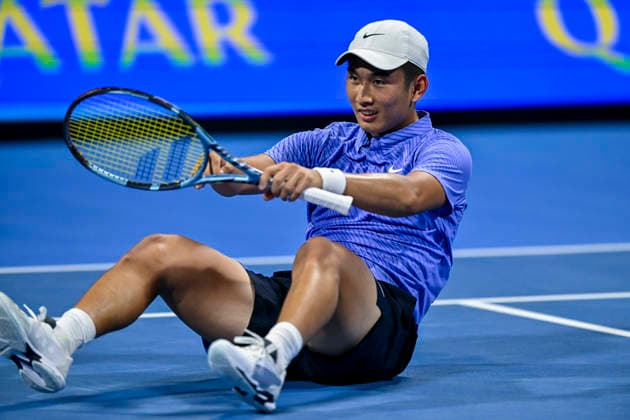 ATP, Tennis Herren QATAR OPEN 2026-ROUND OF 32 Juncheng Shang of China competes against Daniil Medvedev of Russia in the Round of 32 at the ATP menÕs Qatar ExxonMobil Open 2026 tennis tournament at the Khalifa International Tennis Complex in Doha, Qatar, on February 16, 2026. DOHA Qatar Copyright: xNOUSHADx
