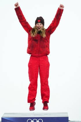 February 16, 2026, Livigno, Italy: Canada s Megan Oldham celebrates on the podium following her gold medal performance in the women s free ski big air final at the Milano Cortina 2026 Winter Olympic Games, Olympische Spiele, Olympia, OS in Livigno, Italy, Monday, Feb. 16, 2026. Canada News - February 16, 2026  - ZUMAc35_ 20260216_zaf_c35_266 Copyright: xSeanxKilpatrickx