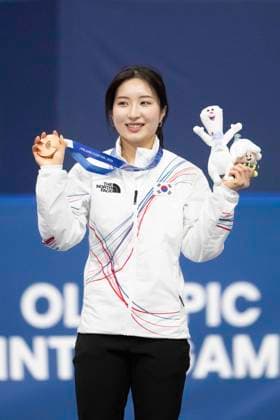 16th February 2026; Milan, Italy, 2026 Winter Olympic Games, Olympische Spiele, Olympia, OS Day Eleven; Women s 1000m Short Track: Kim Gilli of Team South Korea celebrates her bronze medal  BestxImages Content restricted for UK based newspaper