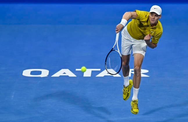 Qatar ExxonMobil Open 2026,Round of 32 in Doha - 16 Feb 2026 Jannik Sinner of Italy plays against Tomas Machac of Czech Republic (not in view) during the Round of 32 at the ATP, Tennis Herren men s Qatar ExxonMobil Open 2026 tennis tournament at the Khalifa International Tennis Complex. Jannik Sinner won against Tomas Machac 6-1,6-4. Doha Qatar Copyright: xNoushadxVariyattiyakkalx xSOPAxImagesx NVRITYAKAL4-004